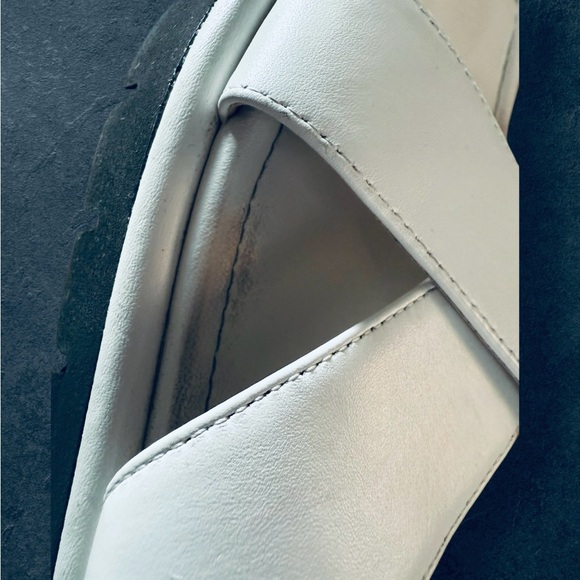 Stuart Weitzman Women's White Cross-Strap Sandals - Picture 5 of 6